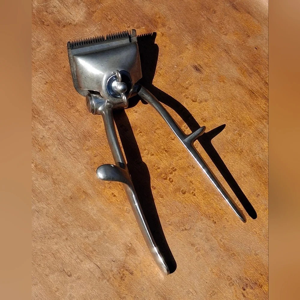 Vintage 1940's John Oster Model 110 Manual Hair Clippers